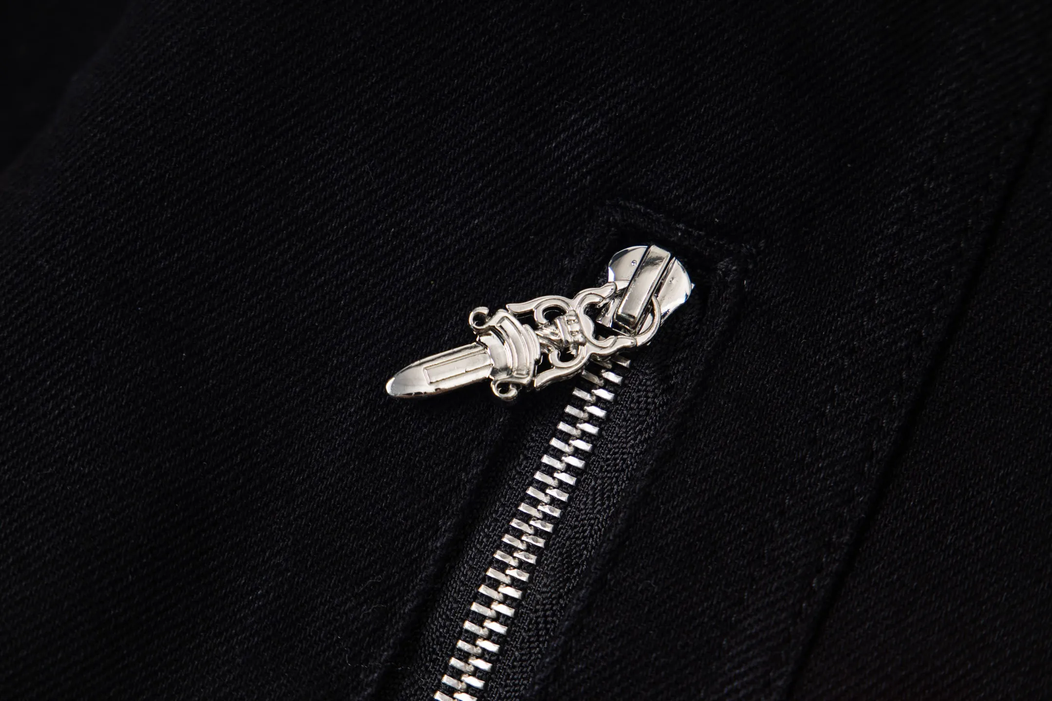 P360 version (lamb wool) Chrome Hearts Chrome Hearts colorful patchwork lamb fur collar jacket, the same style as the Internet celebrity star's cross-printed denim jacket, with unique cross design elements and full design sense. It is made of 100% denim cotton fabric with heavy coarse yarn count, which ensures a stiff and tough silhouette while being soft, comfortable and breathable. The lapel is designed with silver buttons and is full of texture. The classic white cross logo is all over the dress, making it a perfect versatile style for spring and summer! The original loose version is made of high-quality pure cotton fabrics. The fabric pattern is high-definition and delicate without burrs. It is comfortable and breathable to wear. All the buttons are molded and customized. It is casual and fashionable and can be matched with any bottoms. It can be windproof and sunproof in spring and summer. It can be worn outside in autumn and winter! Easily concave shape makes you look slimmer and taller, perfect for both men and women! Style number: 1838# Color: Black Size: S M L XL